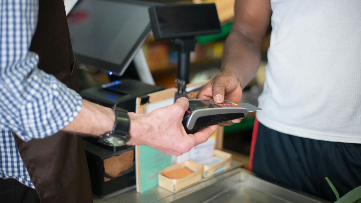 Concentrar a compra do mês no cartão só faz sentido quando a fatura é paga integralmente e sem juros, porque o benefício desaparece no primeiro atraso (Foto: Kampus Production / Pexels)