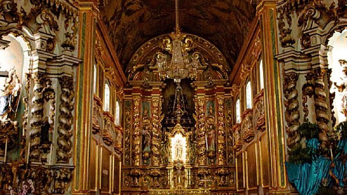 O interior da Matriz reúne talha barroca e rococó, além de obras ligadas a Padre Jesuíno do Monte Carmelo e Almeida Júnior (Foto: Gabriel Soraggi / Wikimedia Commons)