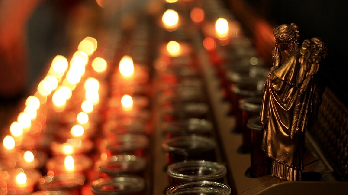 Velas de oração ligadas a São Patrício remetem ao costume católico de transformar pedidos silenciosos em gesto visível de fé (Foto: Sankarshansen / Wikimedia Commons)