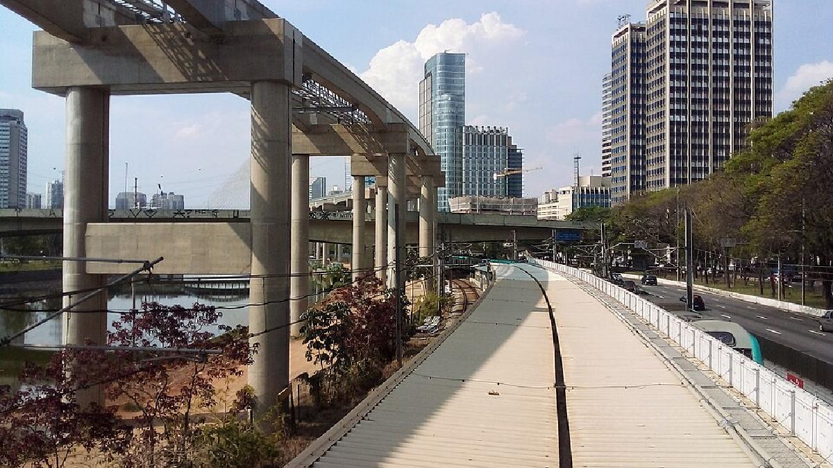 A integração com o eixo Morumbi é relevante porque acesso entregue costuma pesar mais no preço do imóvel do que promessa distante (Foto: LuanCampSouza93 / Wikimedia Commons)