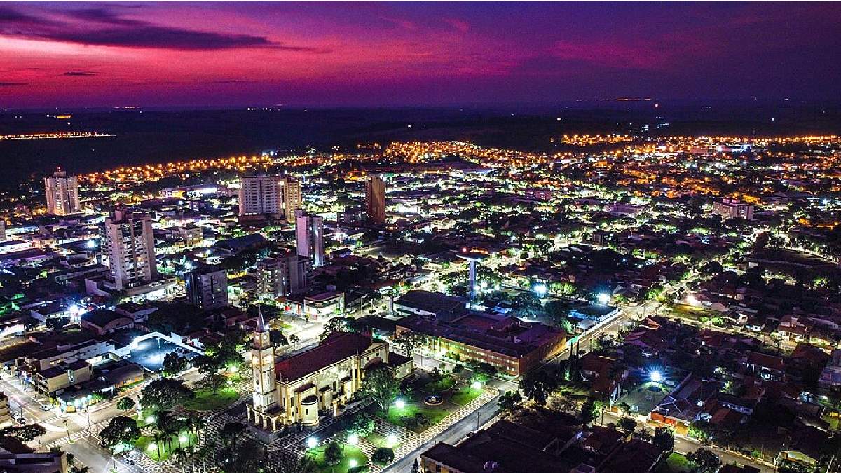 À noite, Rolândia ganha outra atmosfera e reforça o contraste entre um nome que causa estranhamento e uma cidade com vida urbana bem definida (Foto: Gean Henrique Soares / Wikimedia Commons)