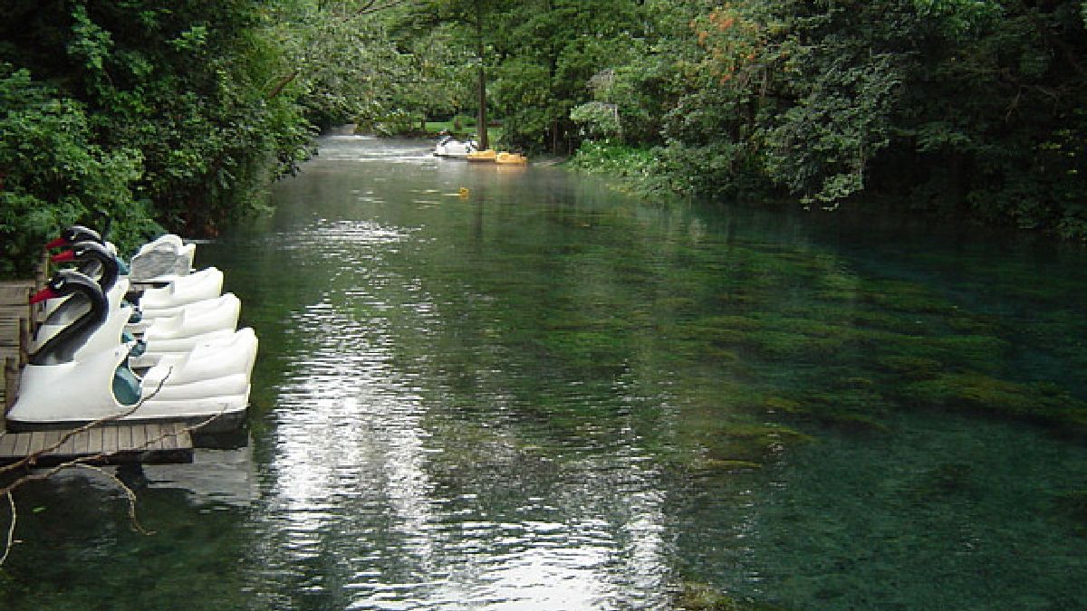 Em parques termais, o fim da tarde costuma ser o melhor momento para relaxar nas áreas quentes (Foto: Hiabba / Wikimedia Commons)