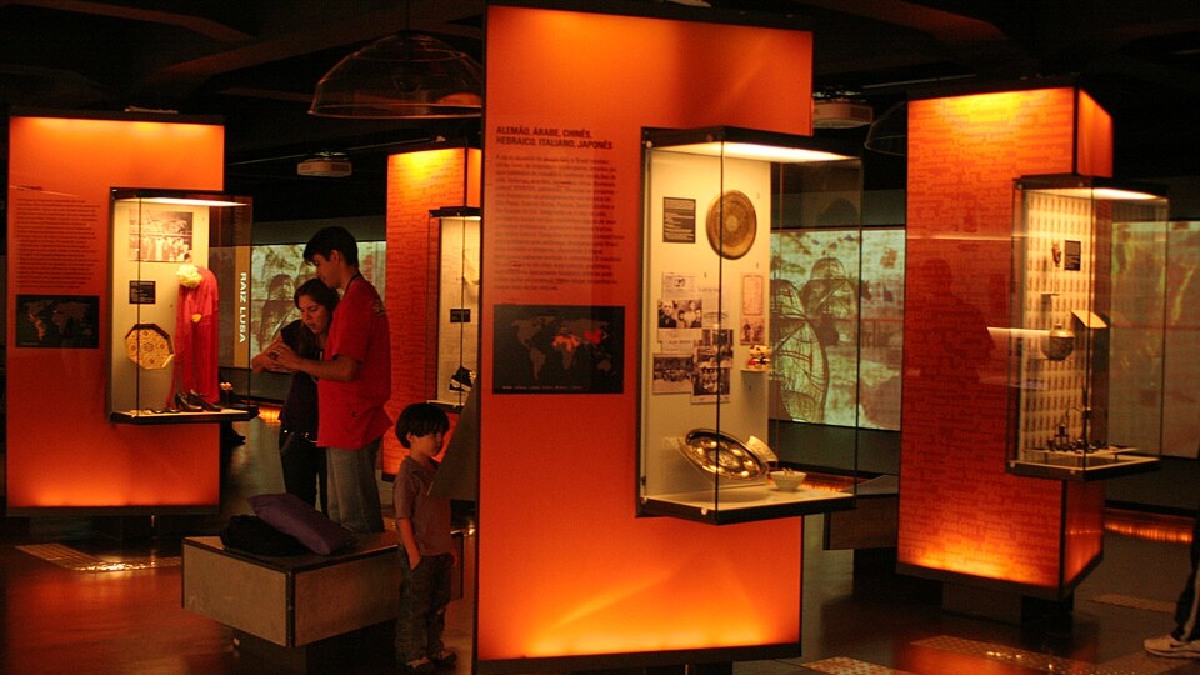 Luz, objetos e projeções ajudam a transformar a língua em experiência visual, o que deixa a visita menos abstrata para crianças maiores (Foto: Ana Paula Hirama / Wikimedia Commons)