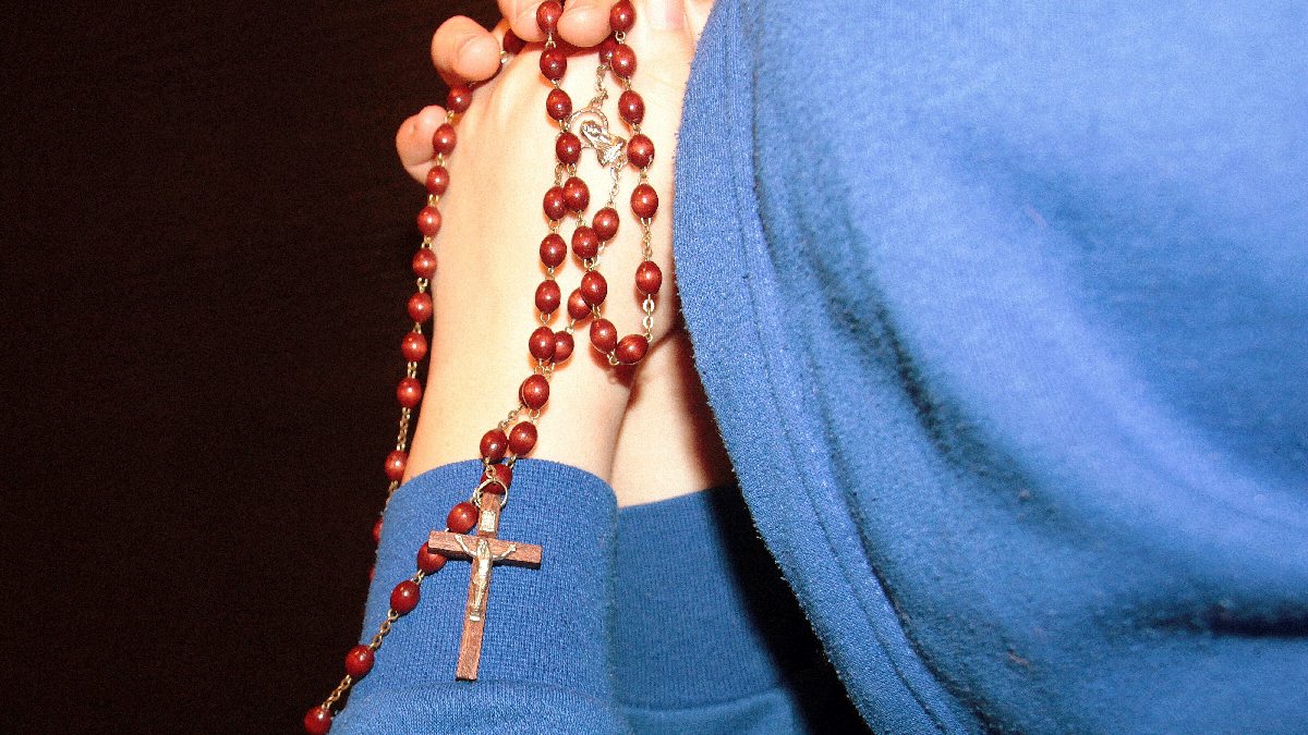 O rosário é uma relíquia essencial para as práticas de devoção mais associadas ao tempo de recolhimento, oração e exame de consciência vivido na Quaresma (Foto: Hausfrau / Pixabay)