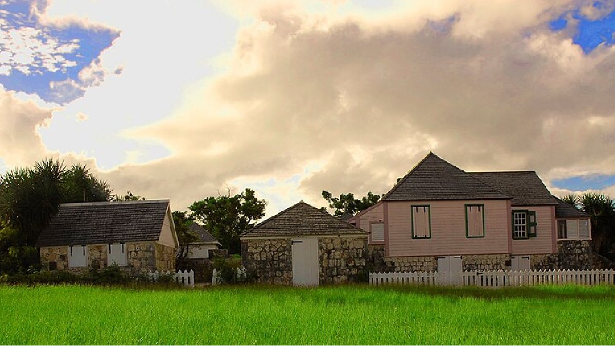 Wallblake House, em The Valley, é um dos marcos históricos mais conhecidos de Anguilla (Foto: Josveek Huligar / Wikimedia Commons)