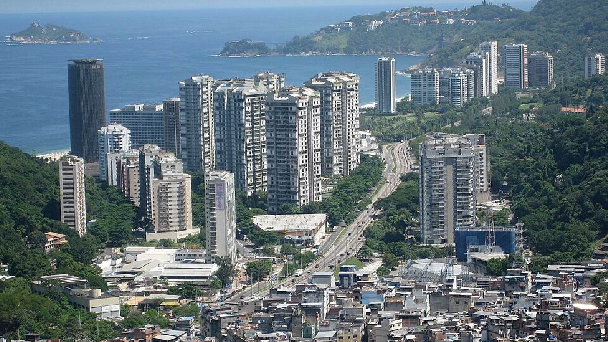 Foto conhecida da Rocinha, boa para explicar a mistura de rotas locais com paradas rápidas de tour (Foto: Alicia Nijdam / Wikimedia Commons)