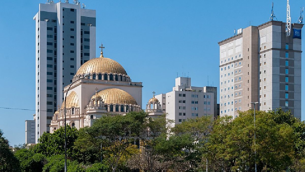 A catedral foi inaugurada em 1954 e virou um marco da presença cristã árabe na cidade (Foto: Wilfredor / Wikimedia Commons)