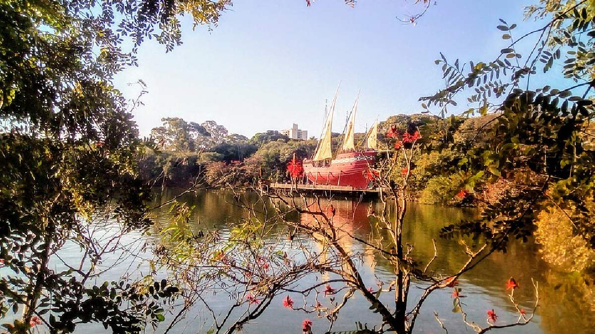 A Lagoa do Taquaral reforça o lado de lazer ao ar livre de Campinas e ajuda a equilibrar a galeria com um cartão postal muito reconhecível da cidade (Foto: Daniel Alves / Wikimedia Commons)