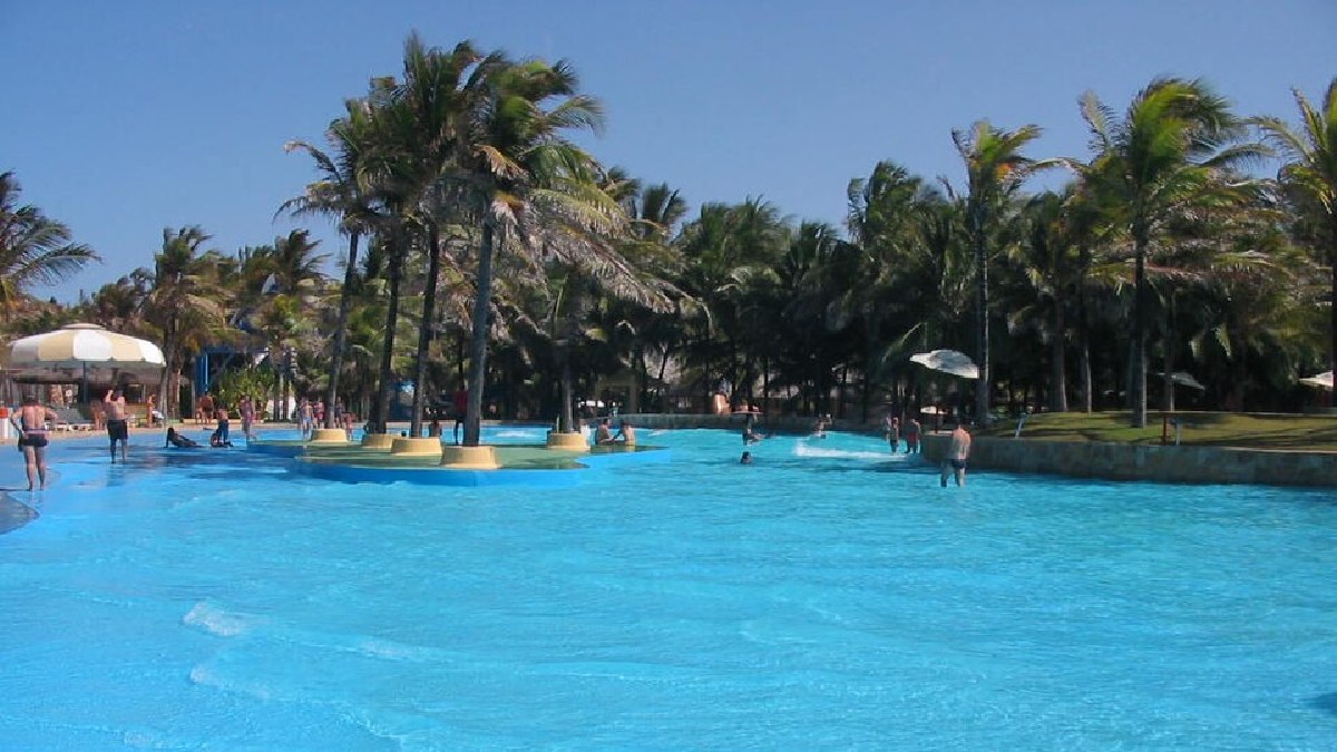 Piscina de ondas é a atração "democrática" do grupo e costuma lotar no meio do dia (Foto: David Anderson Silva / Wikimedia Commons)