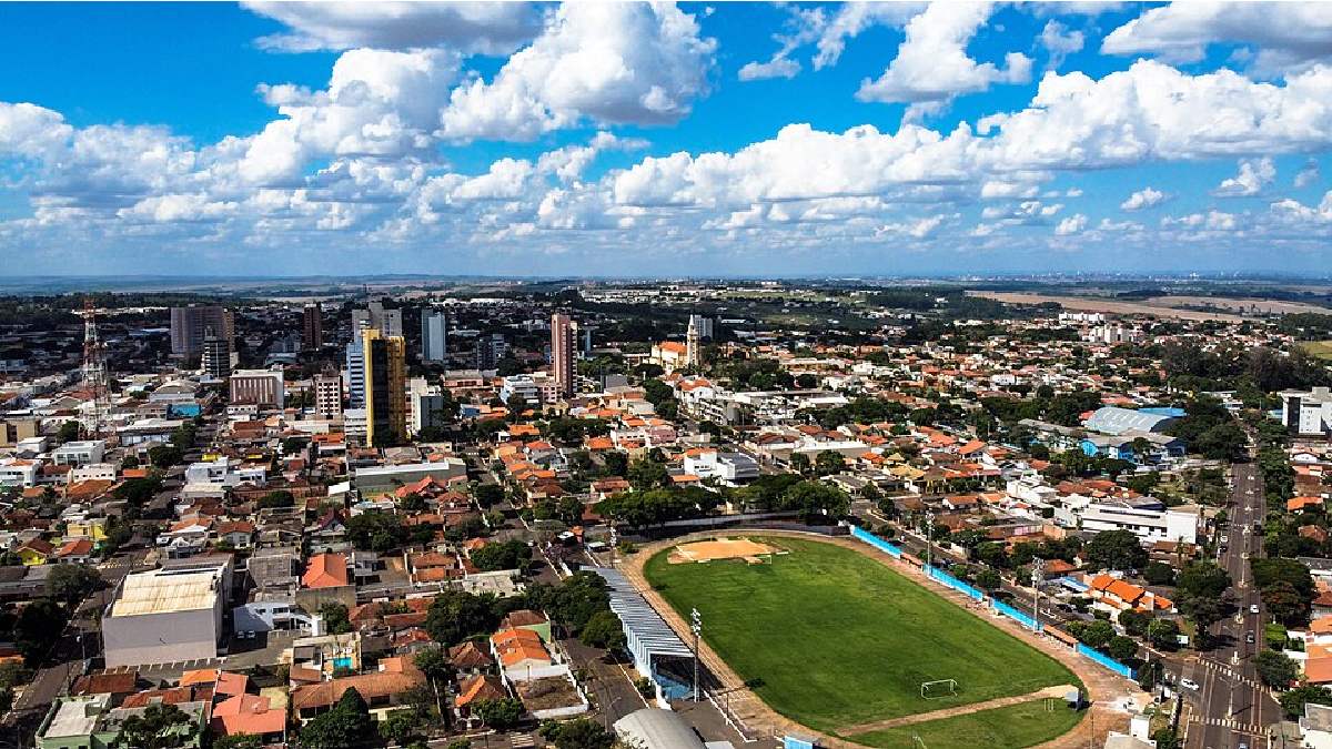 Rolândia ajuda a provar que nome curioso não basta sozinho, porque a cidade também sustenta a atenção com identidade própria e imagem urbana fácil de reconhecer (Foto: Gean Henrique Soares / Wikimedia Commons)