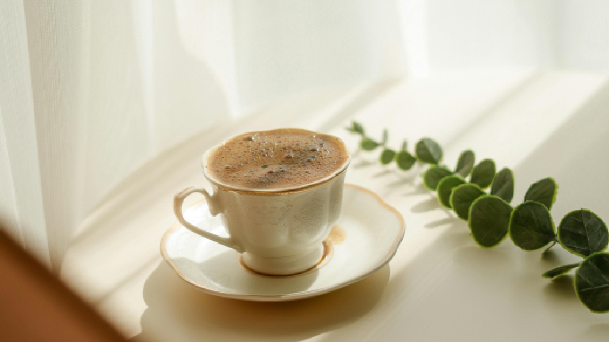 A regra dos 90 minutos antes de tomar o café ficou popular nas redes, mas não é tratada pela ciência como um horário fixo para todos (Foto: Esra Korkmaz / Pexels)