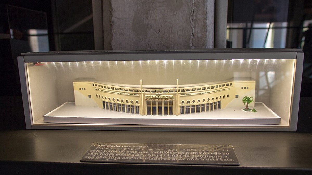 A maquete da fachada principal do Pacaembu ajuda a ligar futebol e arquitetura logo no começo do percurso, um detalhe visual que enriquece a visita (Foto: Mike Peel / Wikimedia Commons)