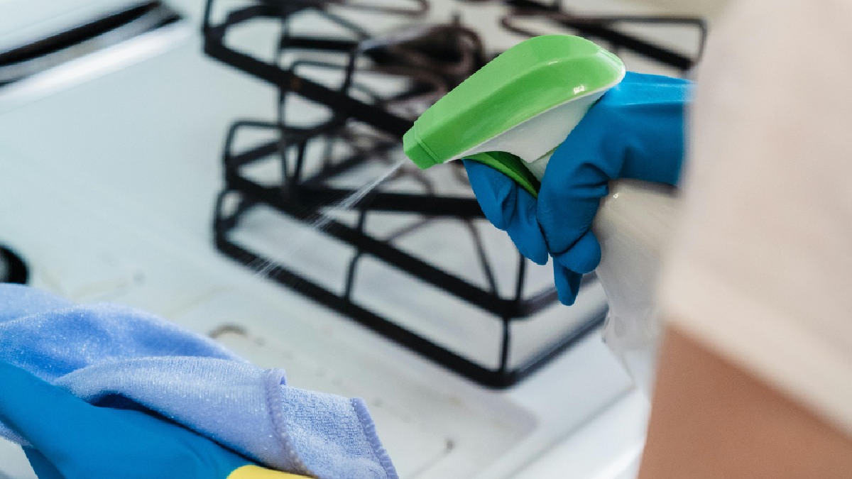 O limpador é aplicado no pano, não direto na superfície, prática que evita excesso de produto e melhora o controle na limpeza (Foto: Liliana Drew / Pexels)
