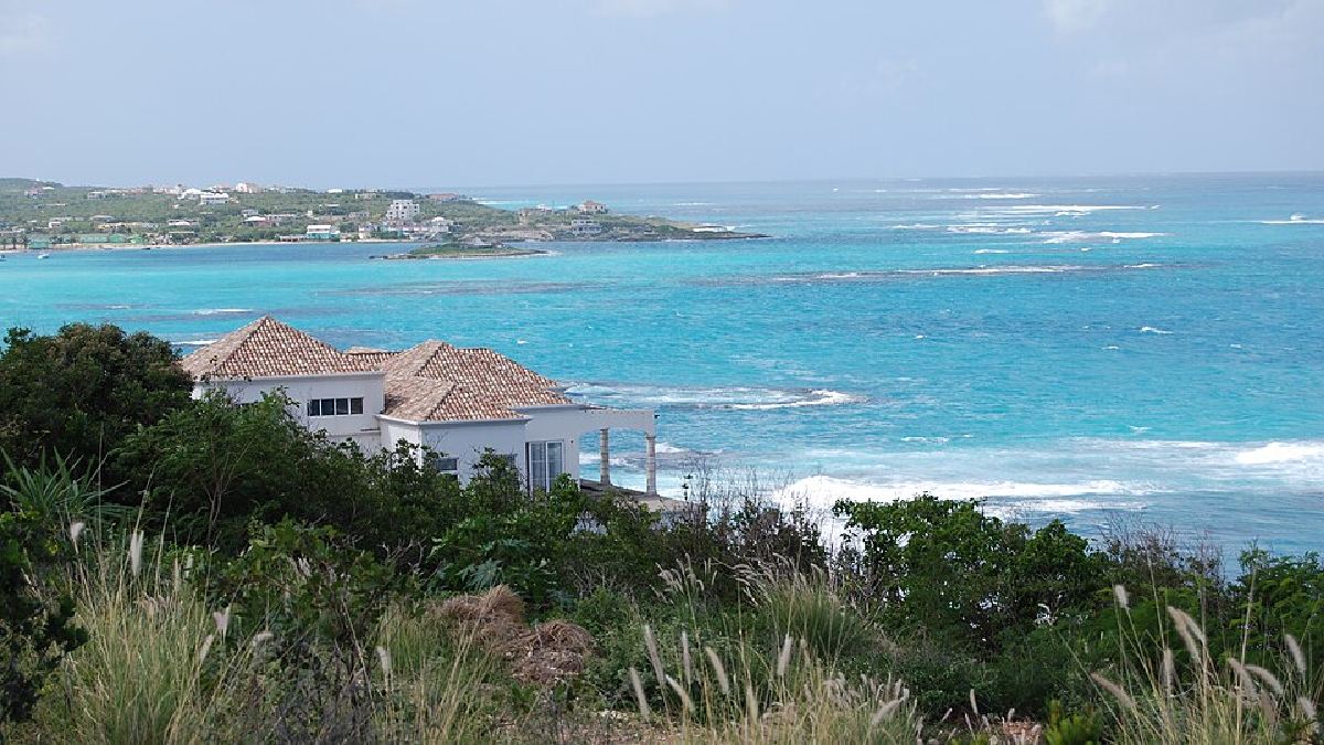 A vista de Harbour Ridge Drive mostra Island Harbour e a pequena Scilly Cay, um dos pontos mais lembrados nos passeios da região (Foto: Roy Googin / Wikimedia Commons)