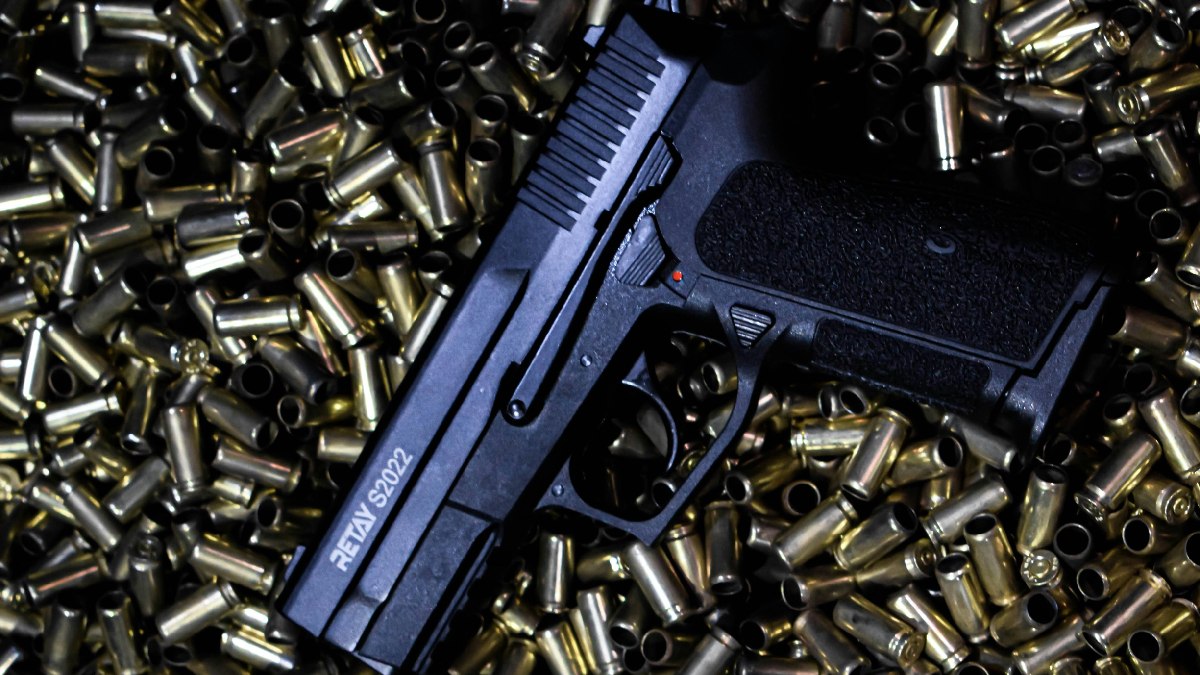 Pistolas entram em uma faixa legal mais rígida do que rifles e espingardas na venda por lojistas licenciados nos EUA (Foto: Felipe Jiménez / Pexels)