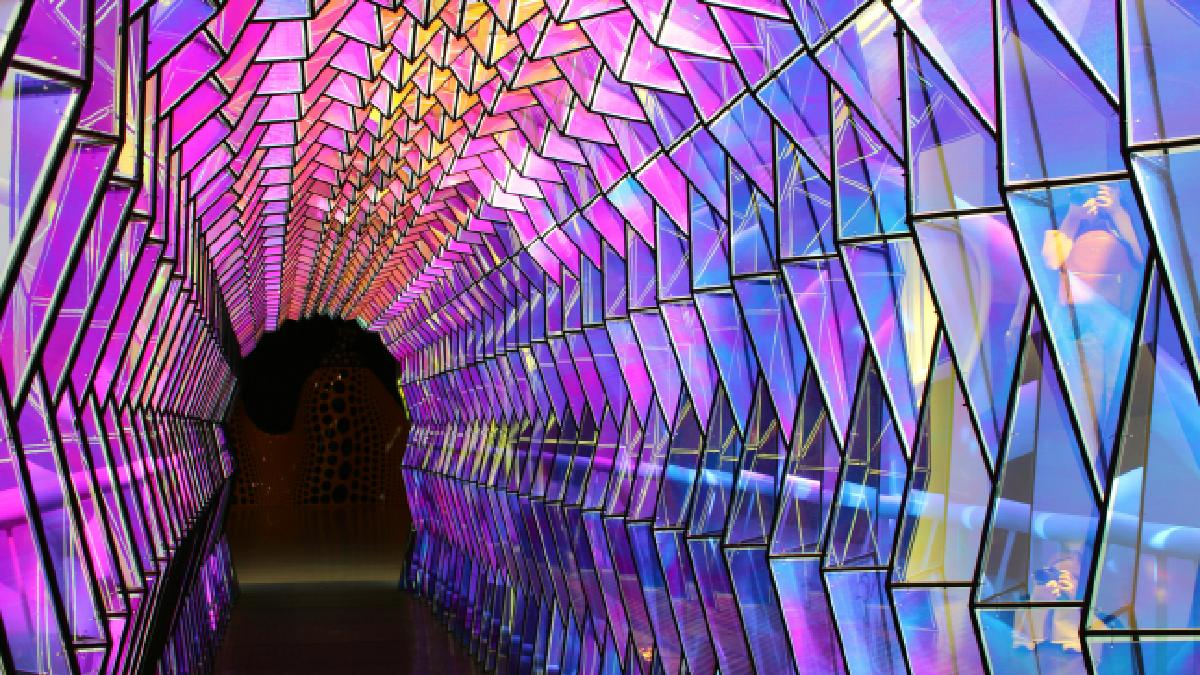 Túnel iluminado remete a circuitos sensoriais, com sensação de movimento mesmo em foto estática (Foto: Kalei Winfield / Pexels)