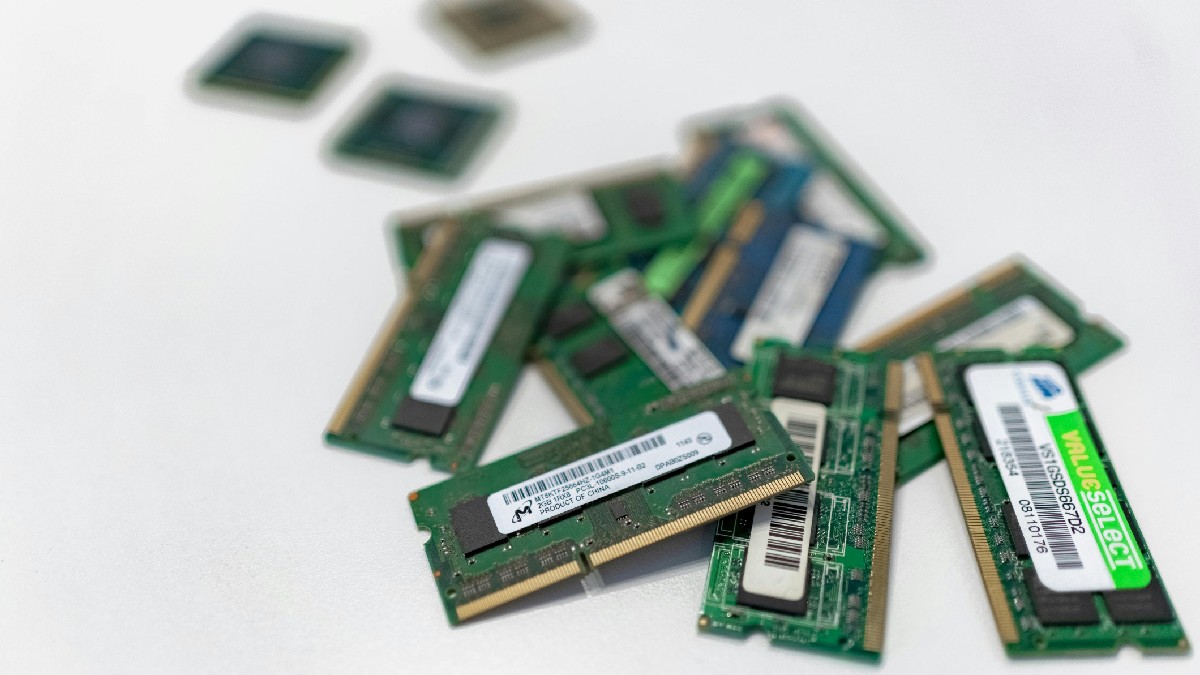 A imagem funciona bem para ilustrar o universo das memórias como mercadoria de lote, já que peças parecidas podem ter preços muito diferentes conforme geração, capacidade e estado (Foto: IT services EU / Pexels)