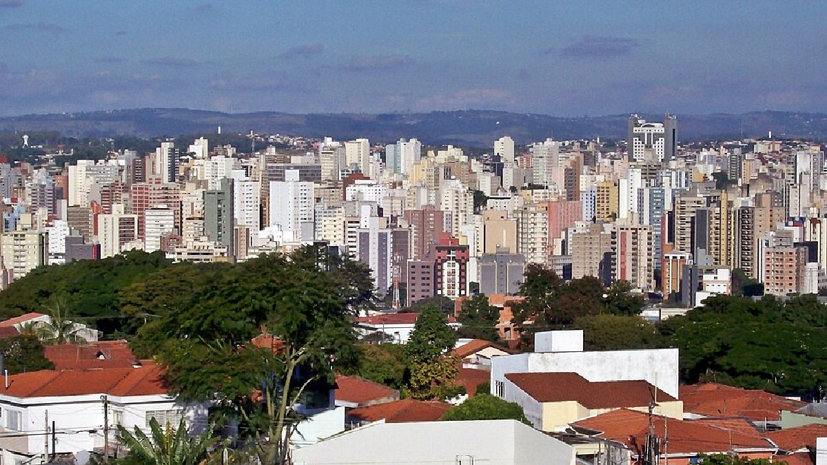 Vista do centro de Campinas a partir da Torre do Castelo, um enquadramento que ajuda a mostrar o porte urbano da cidade dentro da lista de municípios com IPTU mais leve (Foto: Fasouzafreitas / Wikimedia Commons)