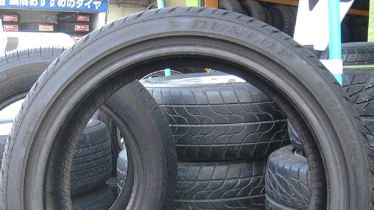 Pneus podem criar pontos de deformação quando o carro fica muito tempo no mesmo apoio, sobretudo se a calibragem estiver baixa (Foto: Angie from Sawara, Chiba-ken, Japan / Wikimedia Commons)
