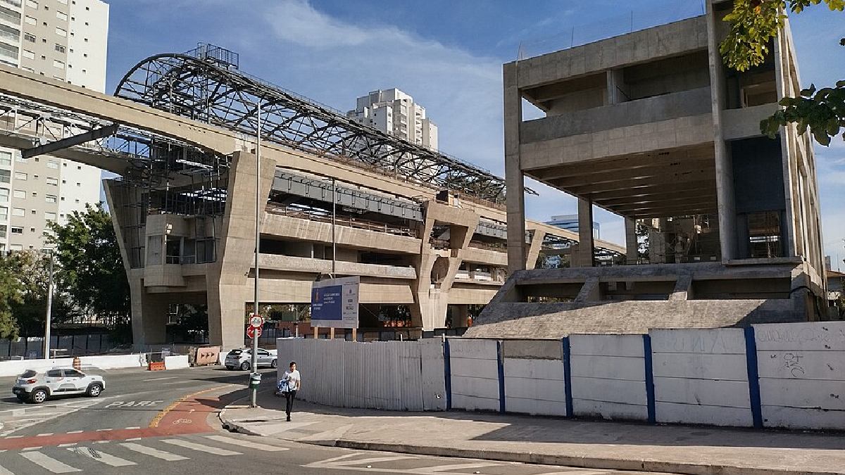 A obra da futura Estação Campo Belo mostra como a Linha 17-Ouro avança por uma faixa de bairros já valorizados da zona sul (Foto: Geogast / Wikimedia Commons)