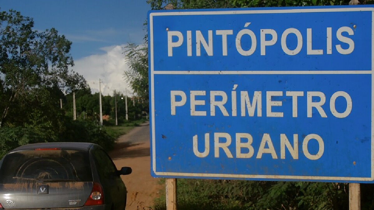 Pintópolis ganhou um nome que soa inventado, mas o registro fotográfico mostra uma cidade real do norte de Minas que costuma despertar curiosidade logo na primeira leitura do mapa (Foto: Josue Marinho / Wikimedia Commons)