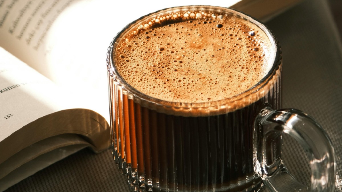 Sono ruim, rotina irregular e excesso de cafeína costumam pesar mais que o horário exato da primeira xícara (Foto: Rahime Gül / Pexels)