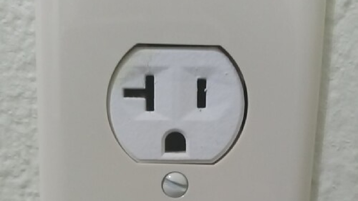 Tomadas com folga, manchas escuras ou sinais de aquecimento merecem atenção antes que o desperdício vire risco elétrico (Foto: Texas Lane / Wikimedia Commons)