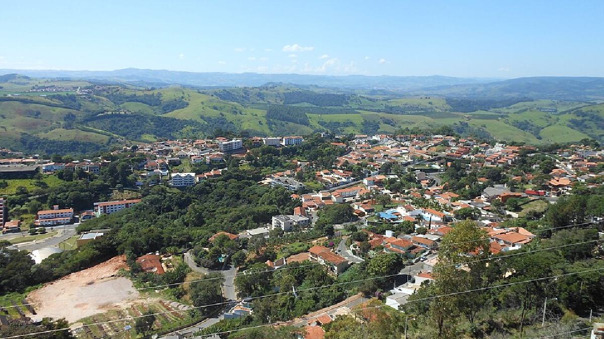 O Balneário de Águas de Lindóia oferece mais de 20 serviços de hidroterapia e três piscinas abastecidas com águas termais (Foto: Vilamir Azevedo / Wikimedia Commons)