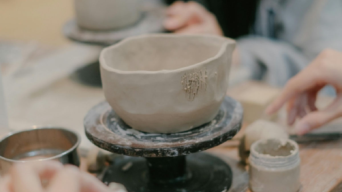 A cerâmica mistura foco e relaxamento, e a peça final costuma virar lembrança do dia e até decoração de casa (Foto: Pew Nguyen / Pexels)
