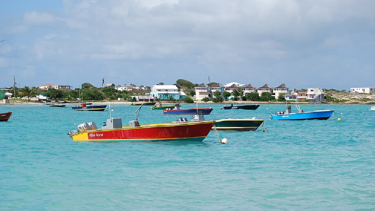 Island Harbour fica na parte leste da ilha e reúne barcos de pesca em uma enseada protegida (Foto: Roy Googin / Wikimedia Commons)