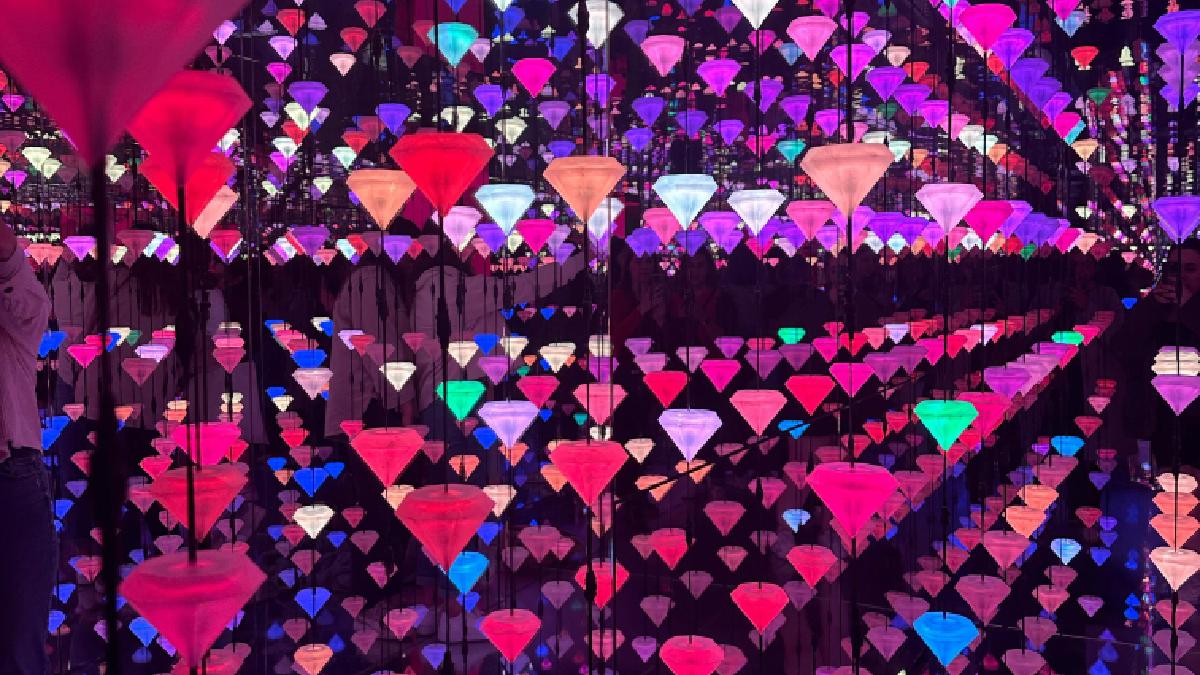 Luzes e espelhos criam efeito de profundidade, um truque visual que costuma segurar o olhar no feed (Foto: Ayşenur Şahin / Pexels)