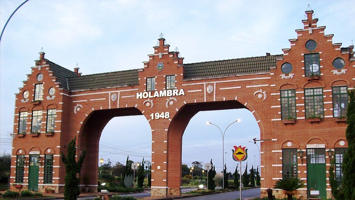 O portal aparece entre os atrativos turísticos destacados pela prefeitura e ajuda a marcar a chegada à cidade (Foto: Fabricio de Souza Menegildo / Wikimedia Commons)