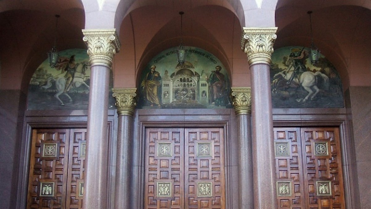 Os arcos e volumes reforçam a estética neobizantina, bem diferente do padrão mais comum das igrejas paulistanas (Foto: Dornicke / Wikimedia Commons)
