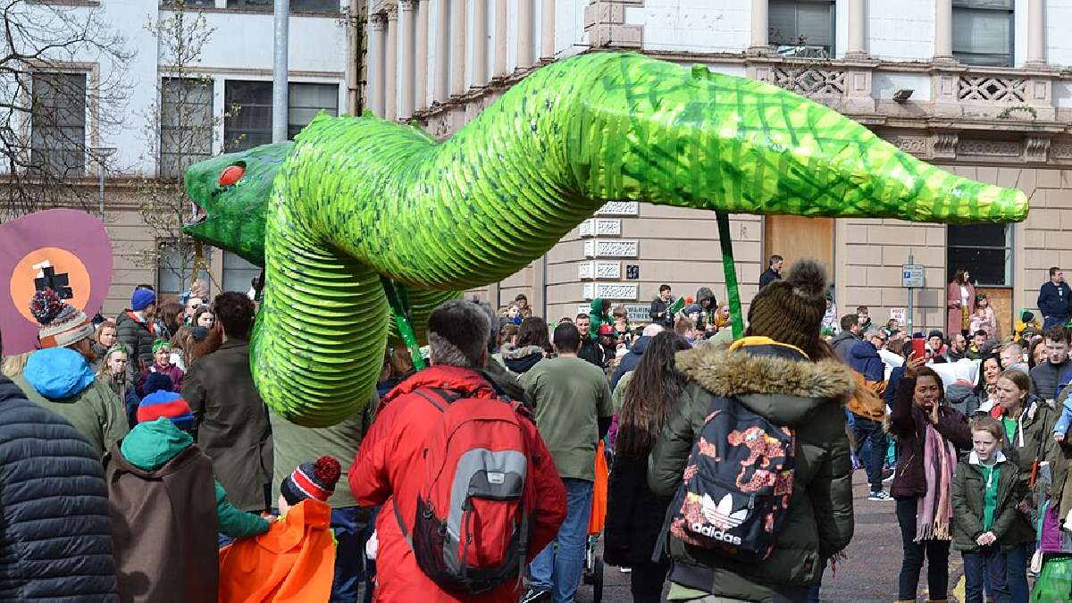 Uma lenda famosa sobre o santo é de que ele baniu as serpentes e o mal da Irlanda, que é uma nação insular conhecida por não possuir serpentes nativas. Até hoje a lenda é utilizada em festivais e caricaturas (Foto: Conall from Downpatrick / Wikimedia Commons)