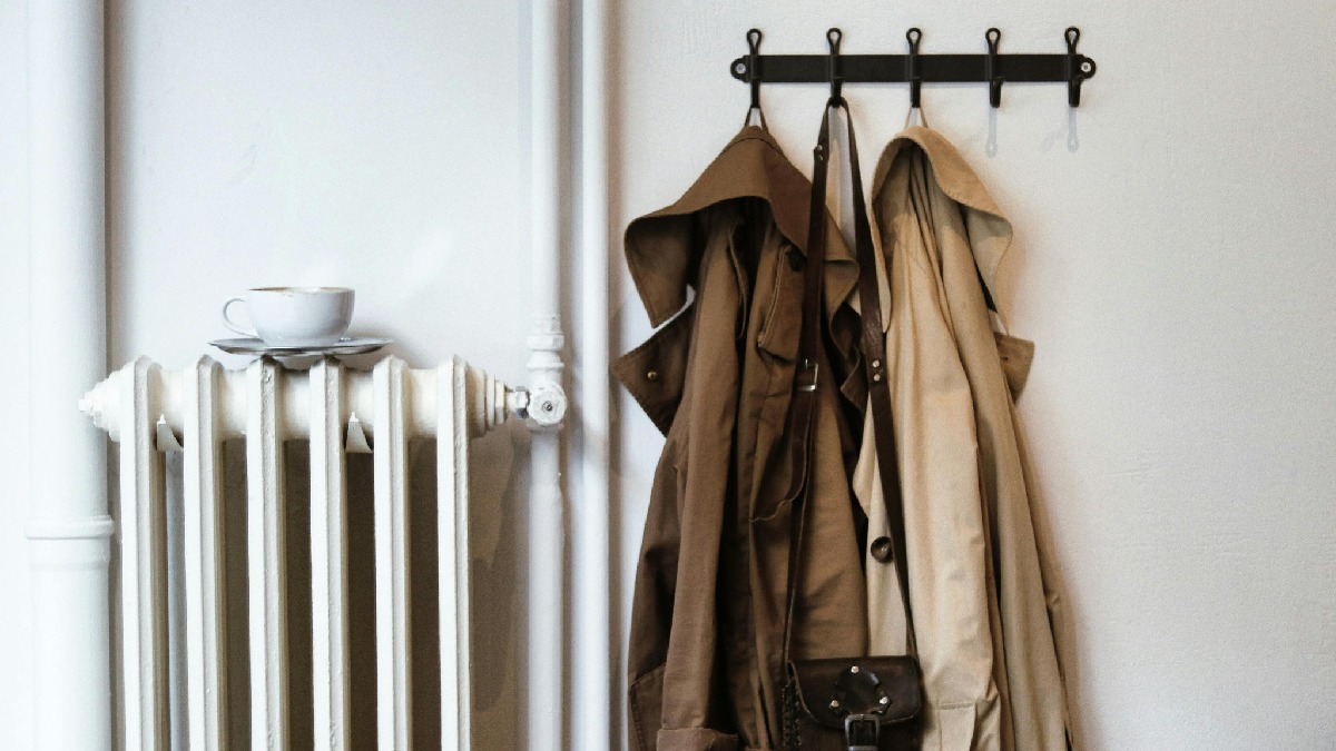 Aproveitar a parede com ganchos é uma das saídas mais úteis para casas pequenas, porque libera o chão e organiza o fluxo (Foto: Kübra Arslaner / Pexels)