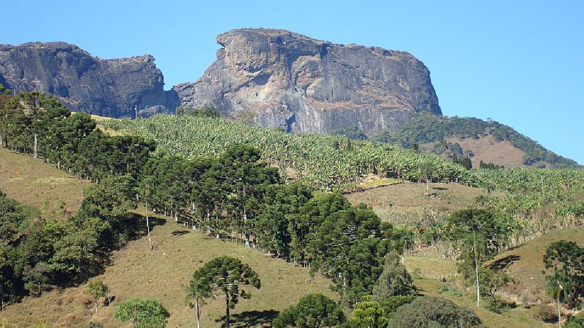 A Pedra do Baú, em Santo Bento de Sapucaí, ajuda a representar o lado mais contemplativo do outono paulista, com relevo marcante, horizonte aberto e visual que valoriza a natureza da Mantiqueira (Foto: Lemarlou / Wikimedia Commons)
