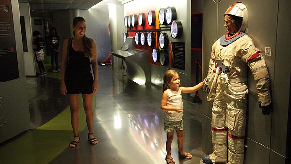 A fascinação de crianças pelo espaço é um ótimo atrativo para visitar o Museu do Universo