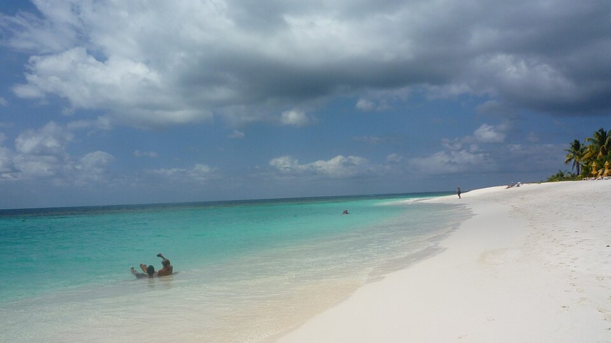 Shoal Bay está entre as praias mais conhecidas de Anguilla, com faixa ampla de areia clara e mar azul quase sem ondas (Foto: onj / Wikimedia Commons)