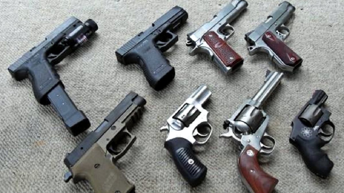 Nos EUA, pistolas e revólveres vendidos por lojas licenciadas exigem comprador com 21 anos ou mais (Foto: Joshuashearn / Wikimedia Commons)