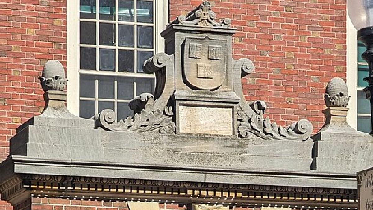 Harvard virou um dos símbolos das 15 recusas recebidas por Zach Yadegari, lista que incluía algumas das universidades mais prestigiadas dos Estados Unidos e ajudou a transformar seu post no X em debate nacional sobre mérito e admissão universitária (Foto: Daderot / Wikimedia Commons)
