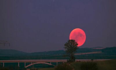 A "cor de sangue" vem do filtro natural da atmosfera terrestre. Reprodução/Youtube