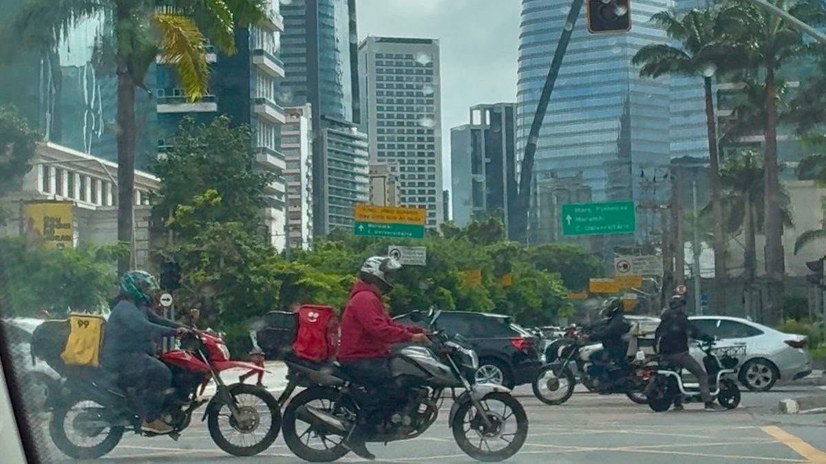 Pesquisas indicam que o trabalho por app se expandiu com força em São Paulo entre a pandemia e os anos seguintes. O setor não só cresceu como passou a operar em escala permanente.
