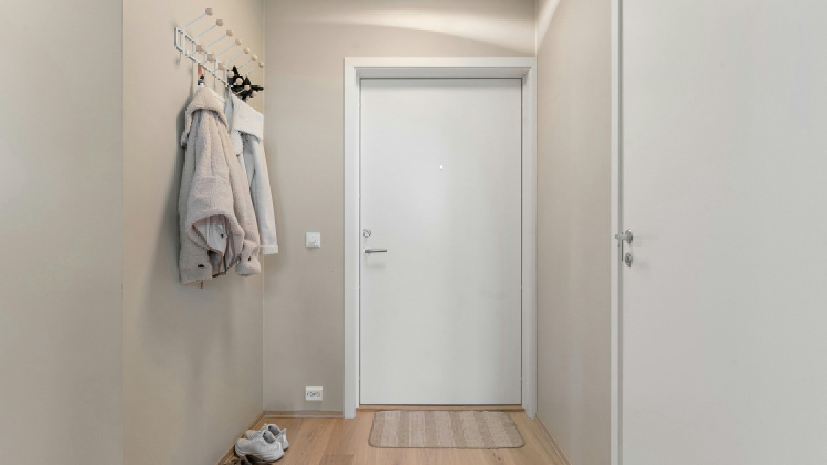 Entradas compactas também funcionam bem quando usam ganchos, piso livre e poucos elementos com função clara (Foto: Lisa Anna / Pexels)