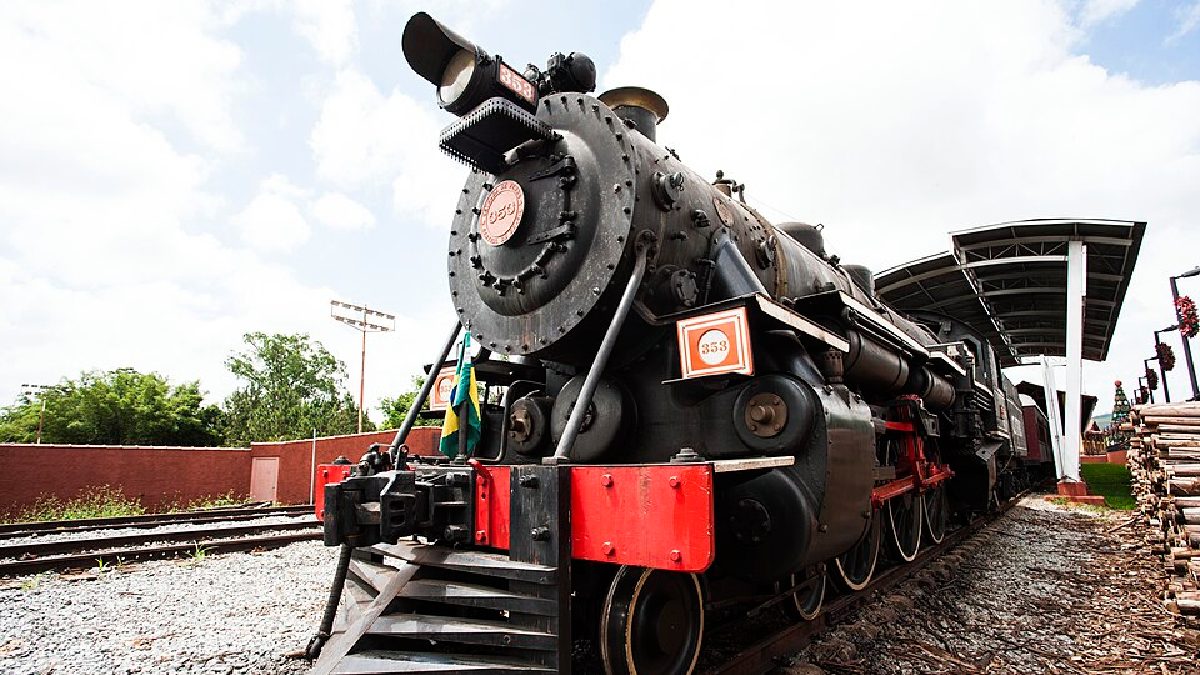 O passeio de maria-fumaça dá a Guararema uma imagem turística muito característica e reforça o lado afetivo da cidade, ligado à memória ferroviária e ao ritmo mais calmo do interior (Foto: Monarema / Wikimedia Commons)