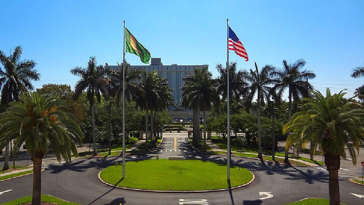 No meio das 15 negativas, Zach Yadegari foi aprovado por apenas três universidades: Georgia Tech, University of Texas e University of Miami, trio que destoou da sequência de recusas em instituições de elite (Foto: Chad Cooper / Wikimedia Commons)