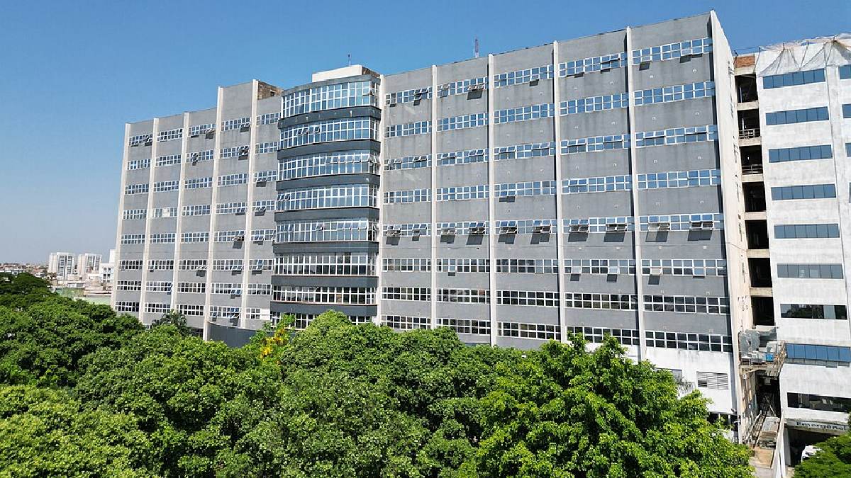 O Hospital de Base é um dos símbolos mais fortes para representar a rede de saúde de referência da cidade (Foto: Marcos Morelli / Wikimedia Commons)