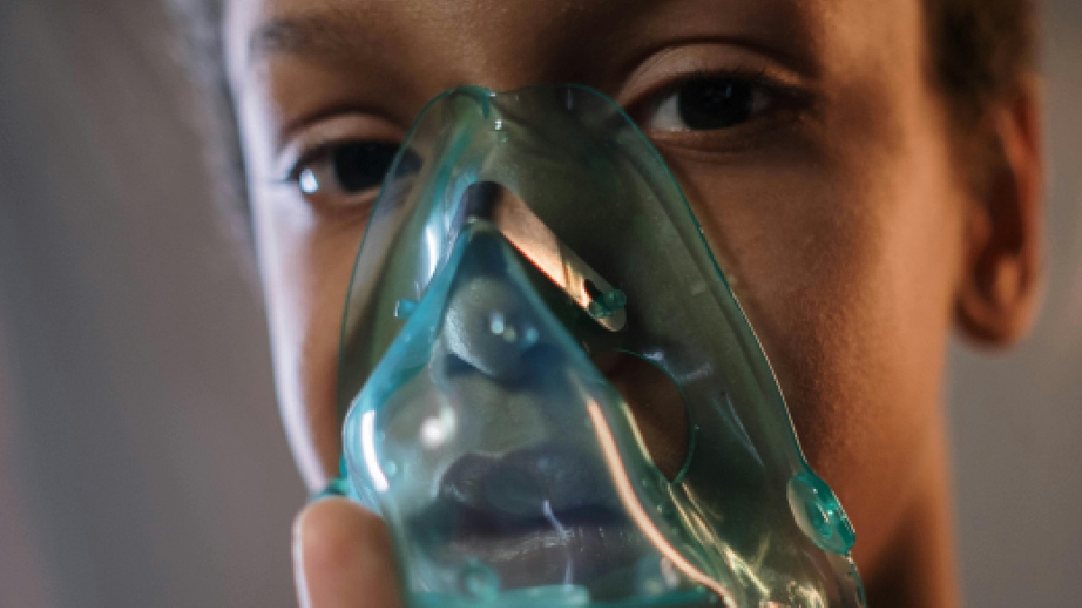 Em crianças com asma, viroses respiratórias podem piorar sintomas, e o plano de controle deve estar em dia. (Foto: cottonbro studio / Pexels)
