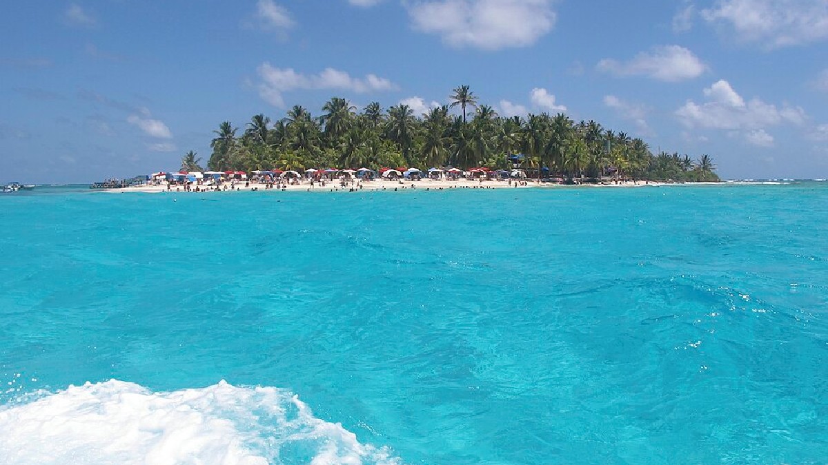 Johnny Cay é conhecido pela areia clara, que ajuda a deixar o mar mais "translúcido" perto da borda (Foto: Jorge Dos Oceanos / Wikimedia Commons)