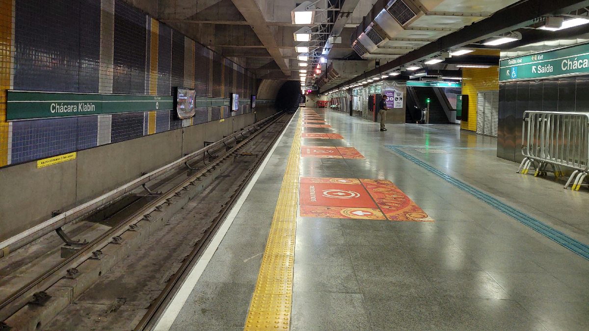Chegar de metrô costuma ser o caminho mais simples, com estações que conectam a região a vários pontos da cidade (Foto: fabianoshow4 / Pexels)