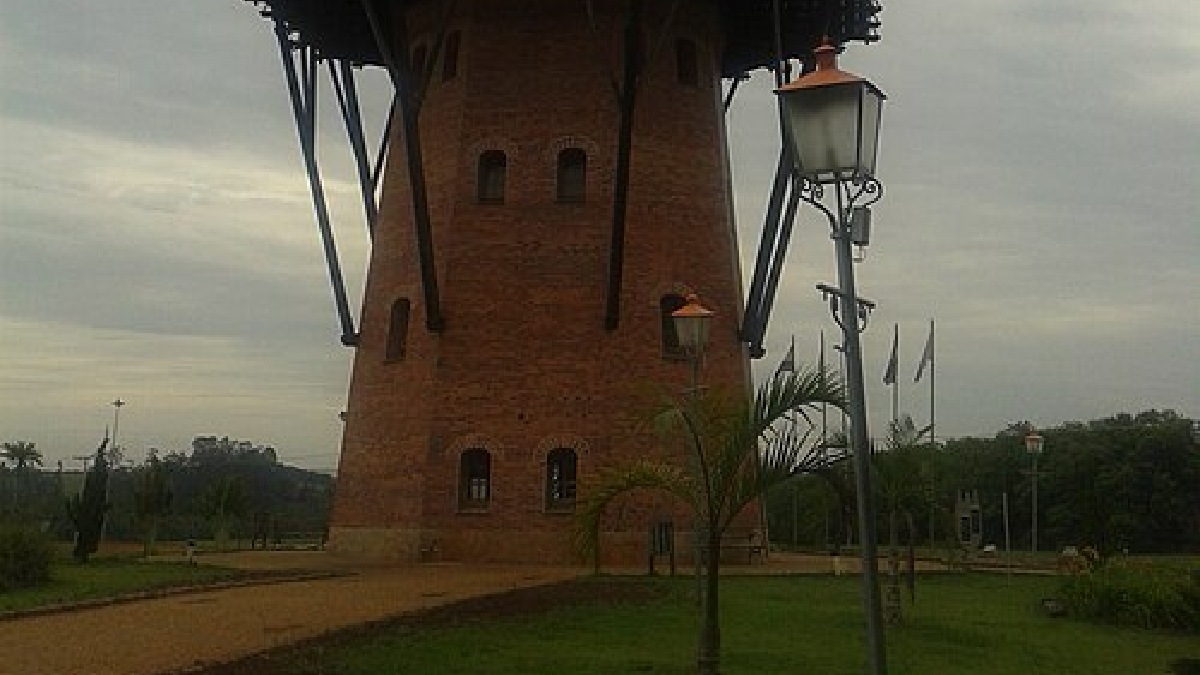 O monumento em homenagem aos fundadores reforça a memória da imigração holandesa, ponto central na formação do município (Foto: RSBelo / Wikimedia Commons)
